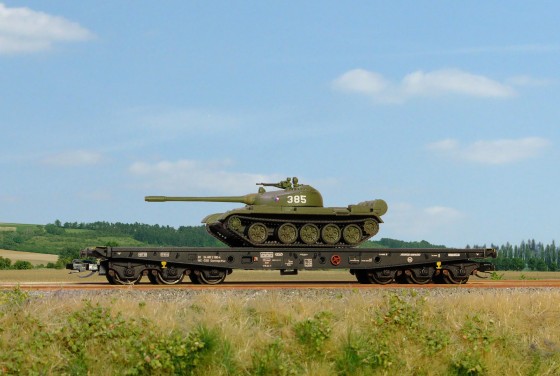 Plošinový vůz Sammp 10 s tankem T-54/55 ČSD