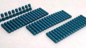 Náklad dřevěných pivních sudů