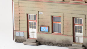 Doplňky nádražní budovy (hodiny, nástěnky, revizní dvířka)