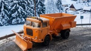 Stavebnice automobilu 706MT sypač a pluh
